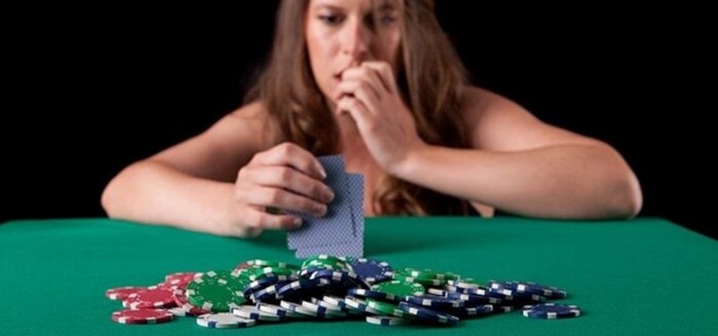 Đánh lừa đối phương của mình trên bàn cược Poker